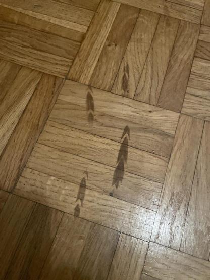 Os ha manchado el parket las ruedas?